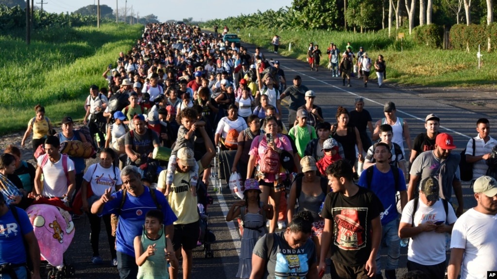 Unos 2.500 migrantes salen caminando hacia el norte desde la frontera sur de México